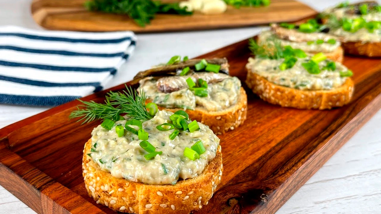 Угощение только выглядит скромно: бутерброды с этой намазкой не доживают до боя курантов