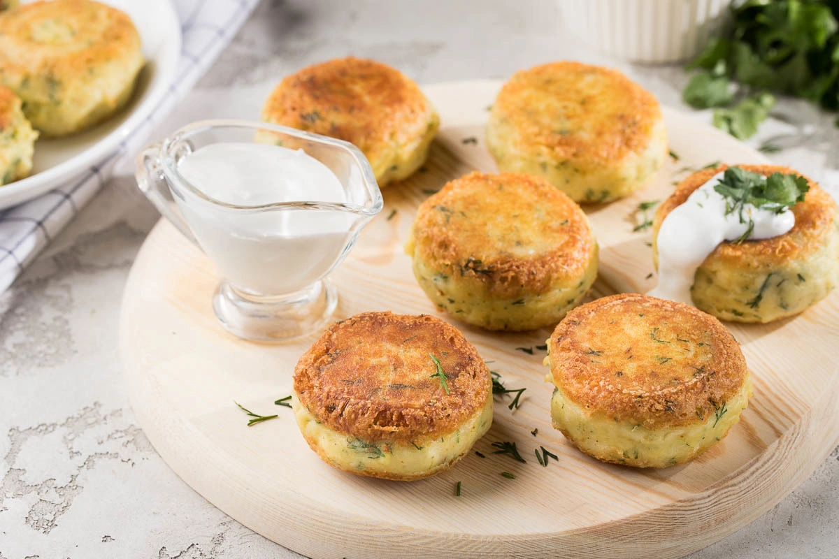 Домашний уют возможен и без мяса: картофельные котлеты с брынзой и соусом сытно и по-настоящему нежно