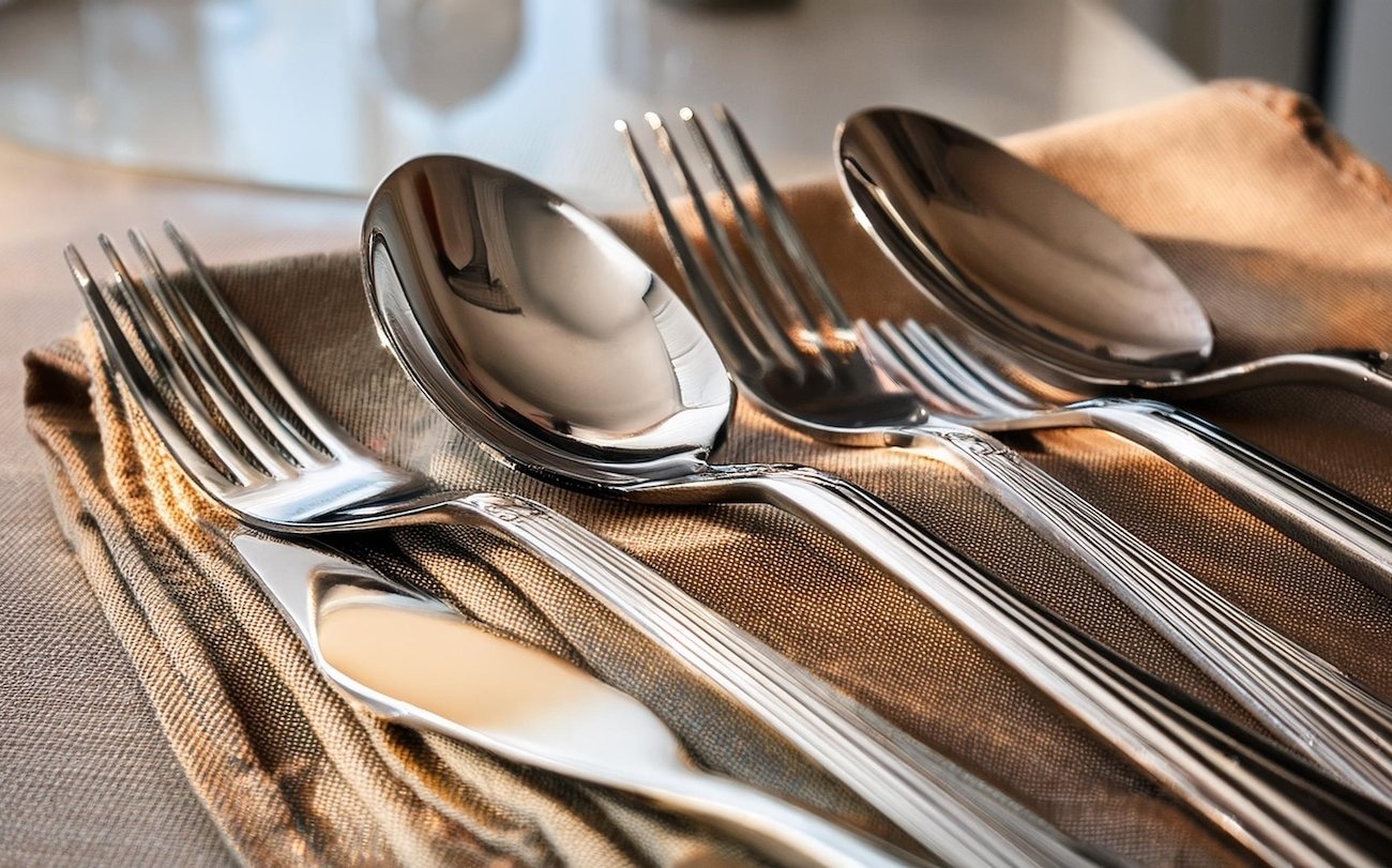 Ложки и вилки снова как с витрины: народный способ очистки без щеток и химии