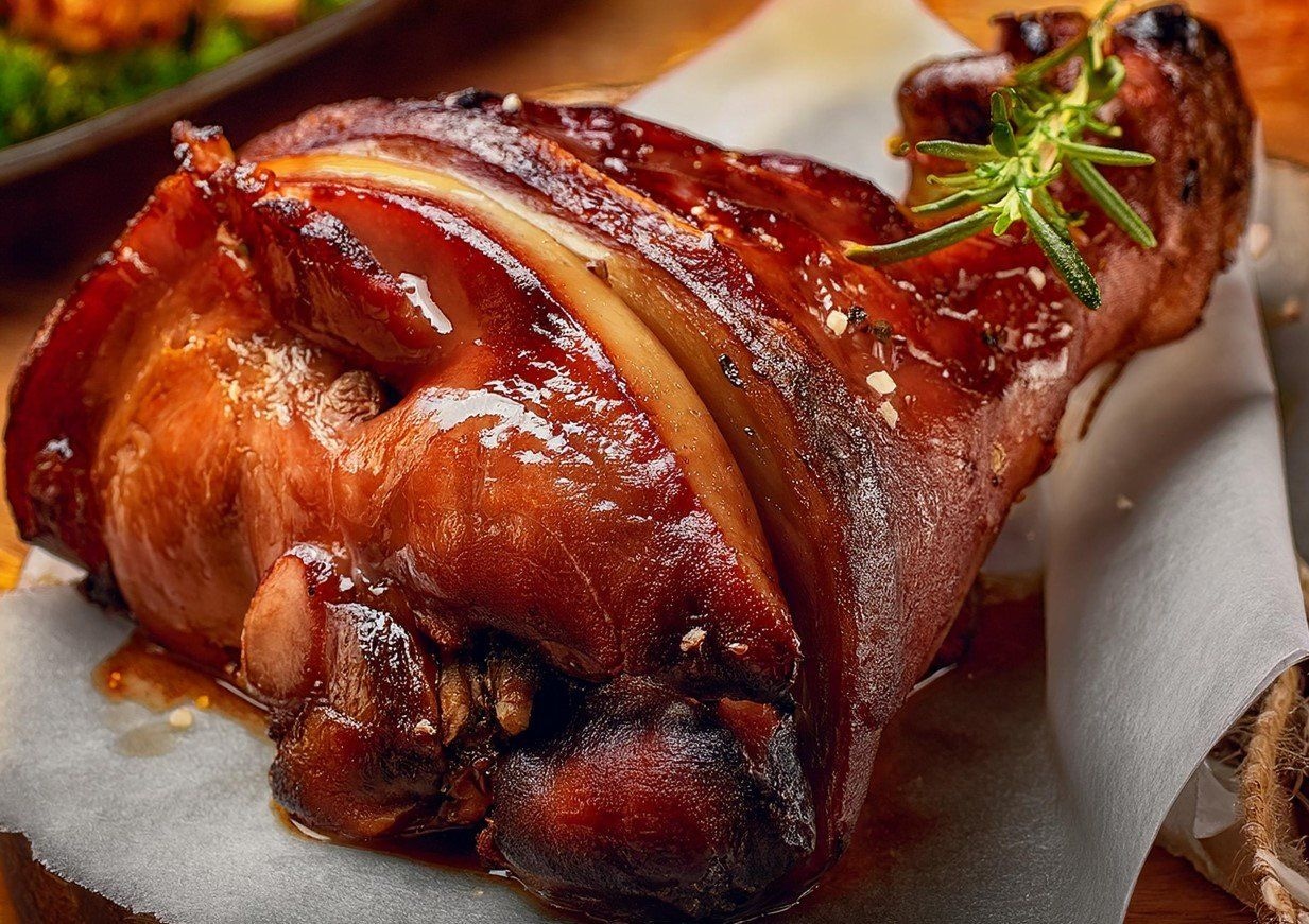 Эта рулька рушит привычные правила: новогодний рецепт, где не нужно ждать и вываривать