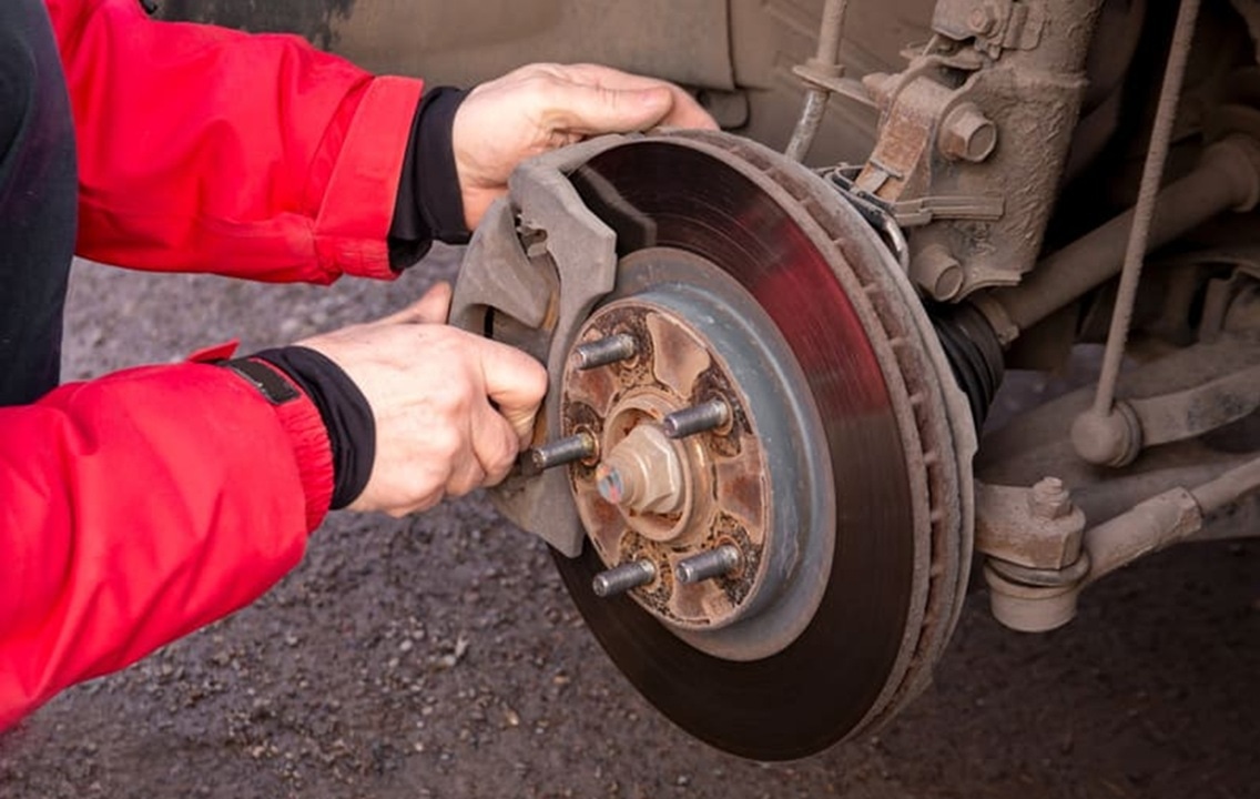 Этот визг выводит из себя даже пешеходов: простая гаражная хитрость, которая убирает скрип тормозов