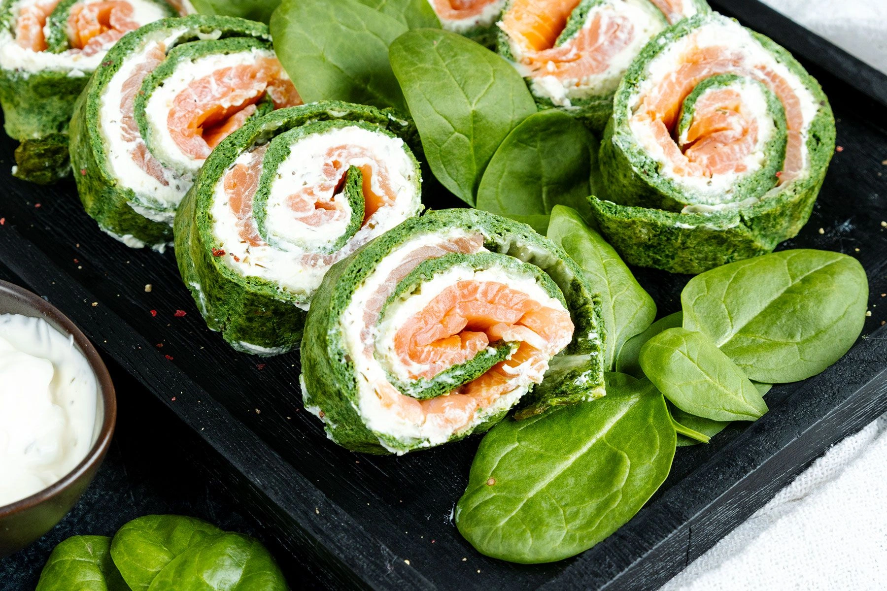 Эту закуску разбирают быстрее шампанского: зеленый рулет, который делает новогодний стол эффектным