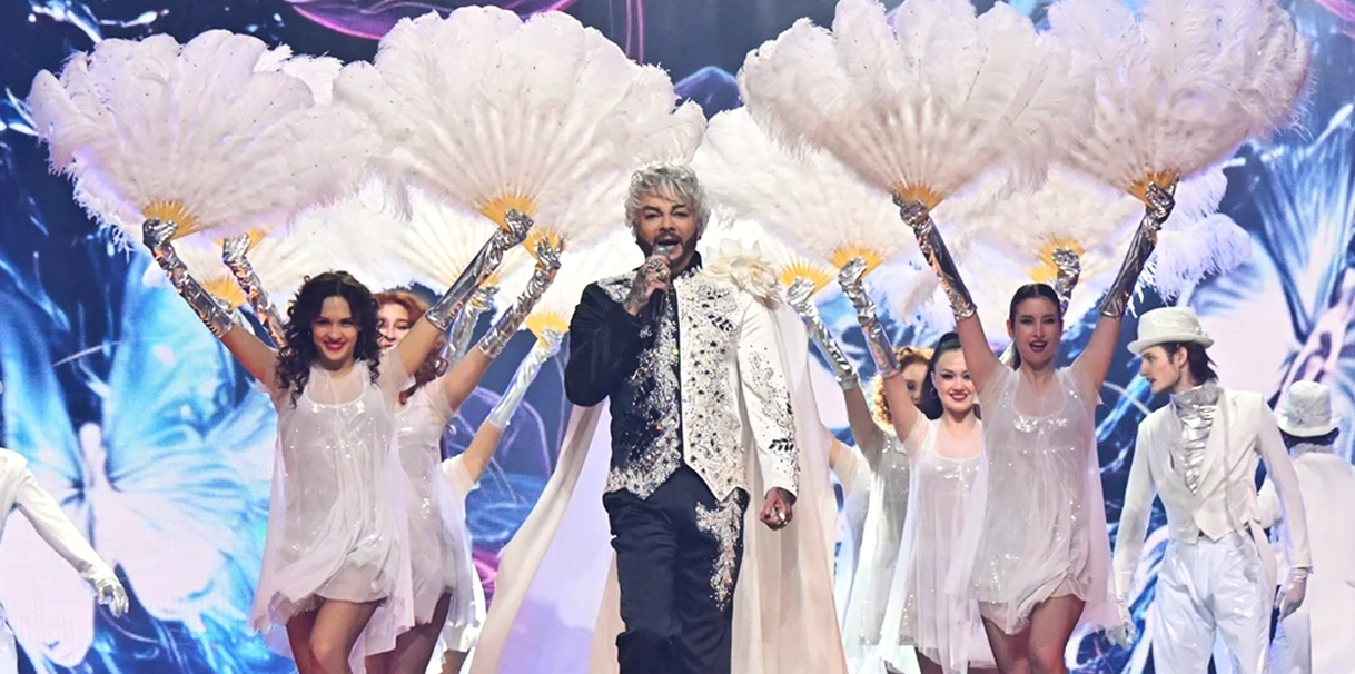 Что показали в Песне года 2025: Лорак в латексе, Алсу в бриллиантах и Басков в поцелуях