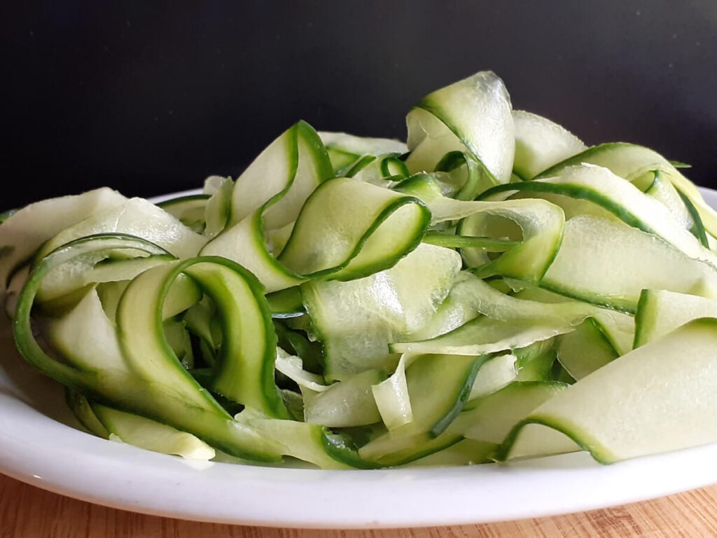 Огурцы заиграли по-новому и дерзко: необычная лапша с апельсином и имбирем для свежего вкуса