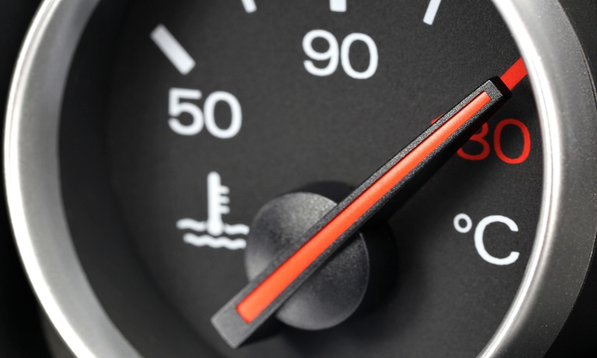 Стрелка температуры уходит в красную зону: когда печка реально спасает двигатель, а когда только вредит
