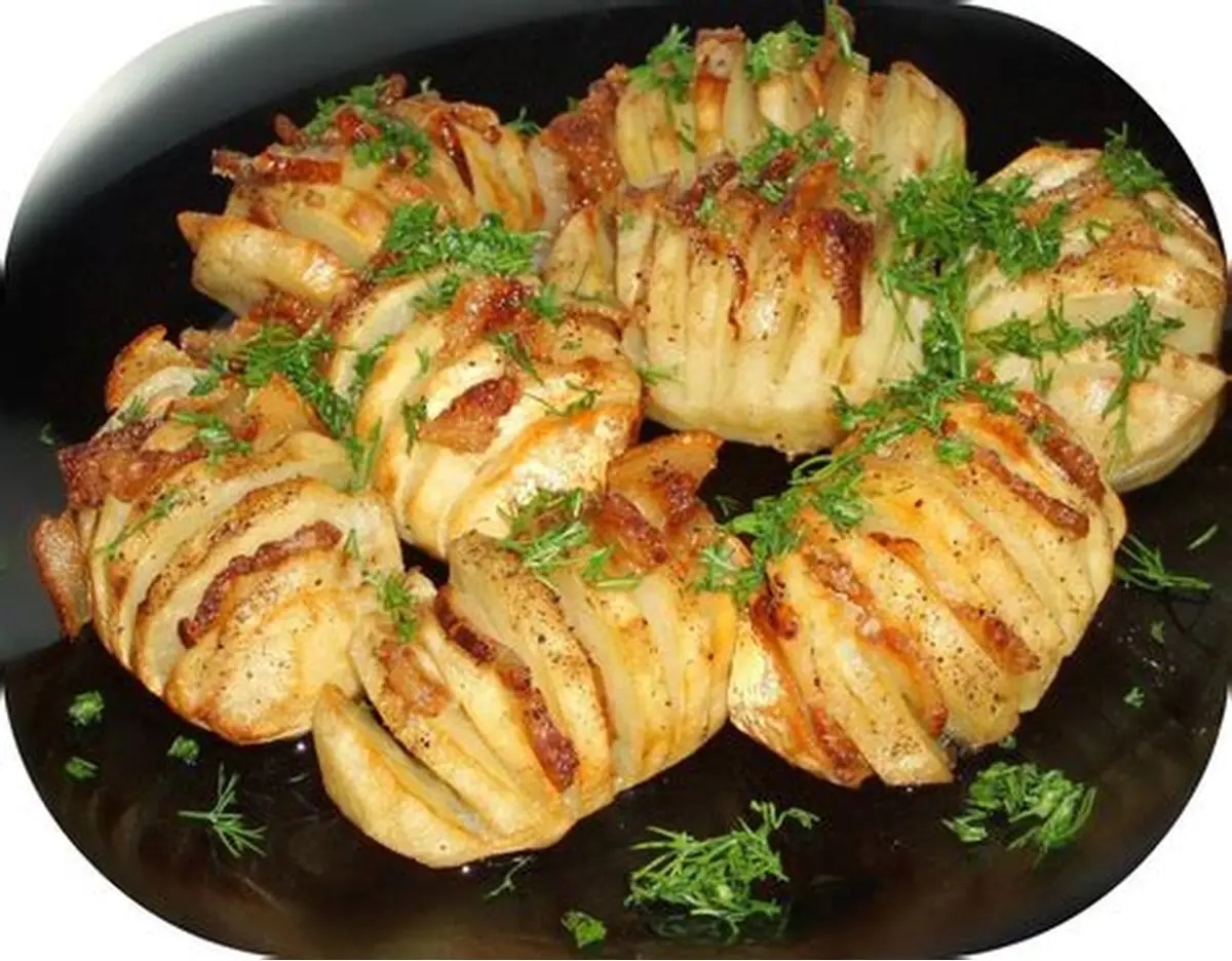 Картофель превратился в украшение стола: это угощение выглядит празднично и поражает вкусом