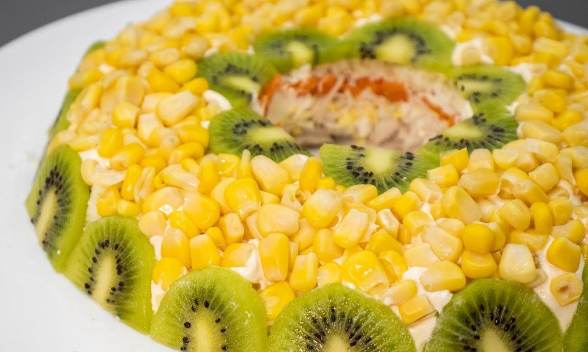 Когда хочется свежо, сытно и небанально: салат, который ломает привычные вкусовые схемы