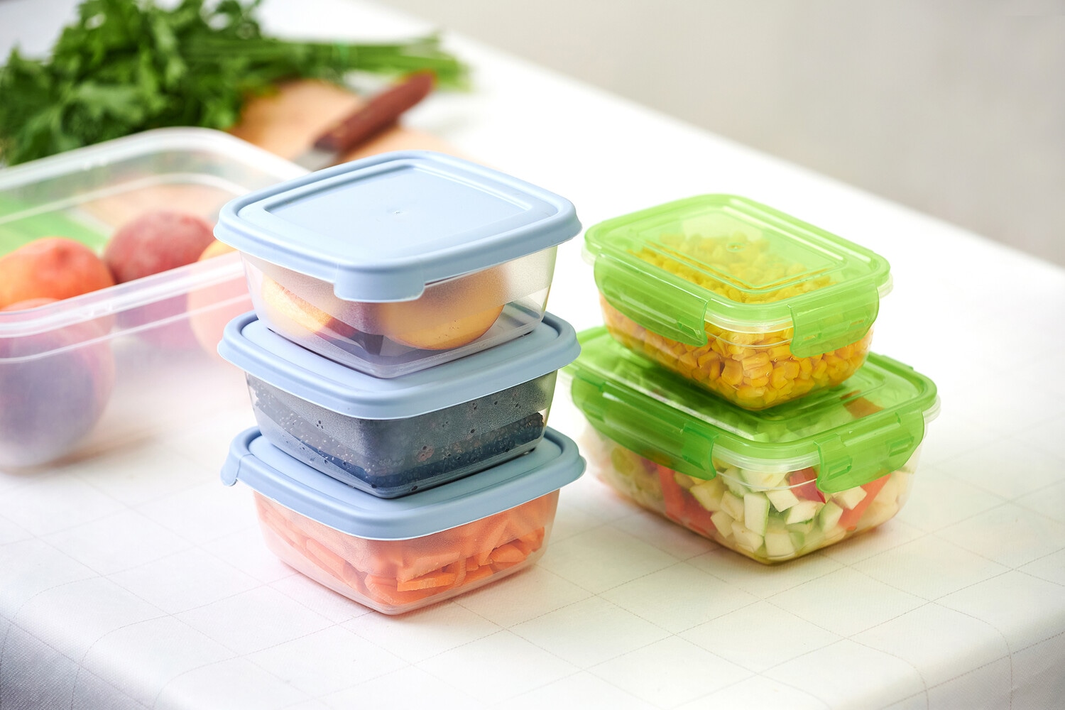 Контейнер больше не пахнет рыбой и луком: домашние хитрости, которые реально работают