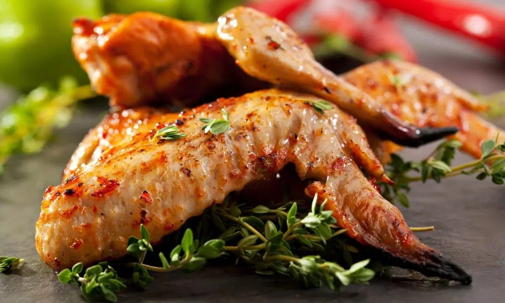 Необычный маринад меняет все впечатление: эти крылышки исчезают быстрее закусок