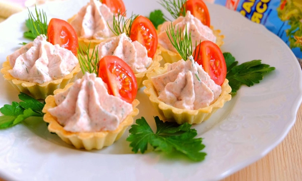 Богические тарталетки из крабовых палочек: воздушные, пикантные и очень вкусные