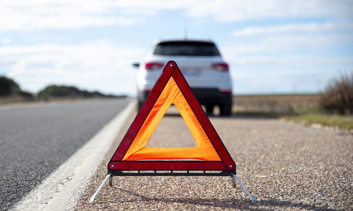 Прокололи колесо, но нет запаски: только так можно доехать до сервиса