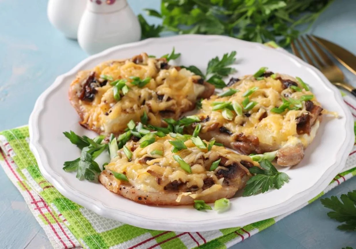 Сочные отбивные в духовке: свинина под грибами без лишних хлопот