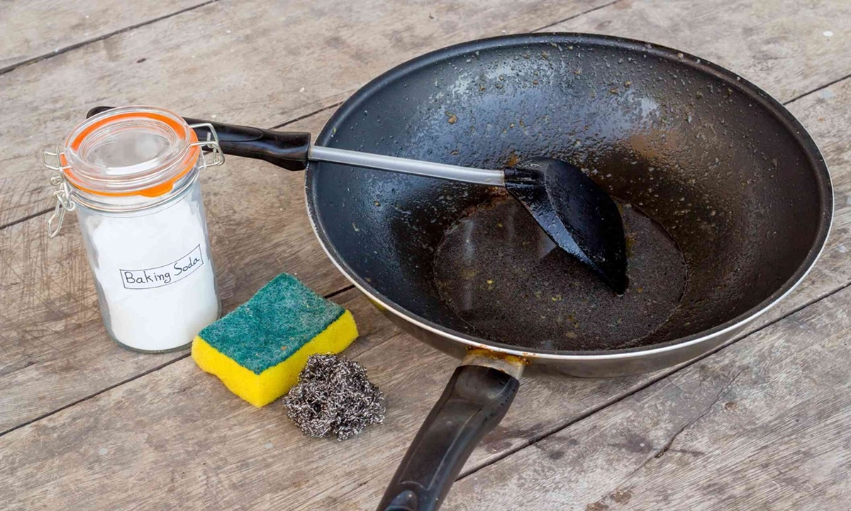 Сковорода с нагаром станет как новая: копеечный способ вернуть заводской вид