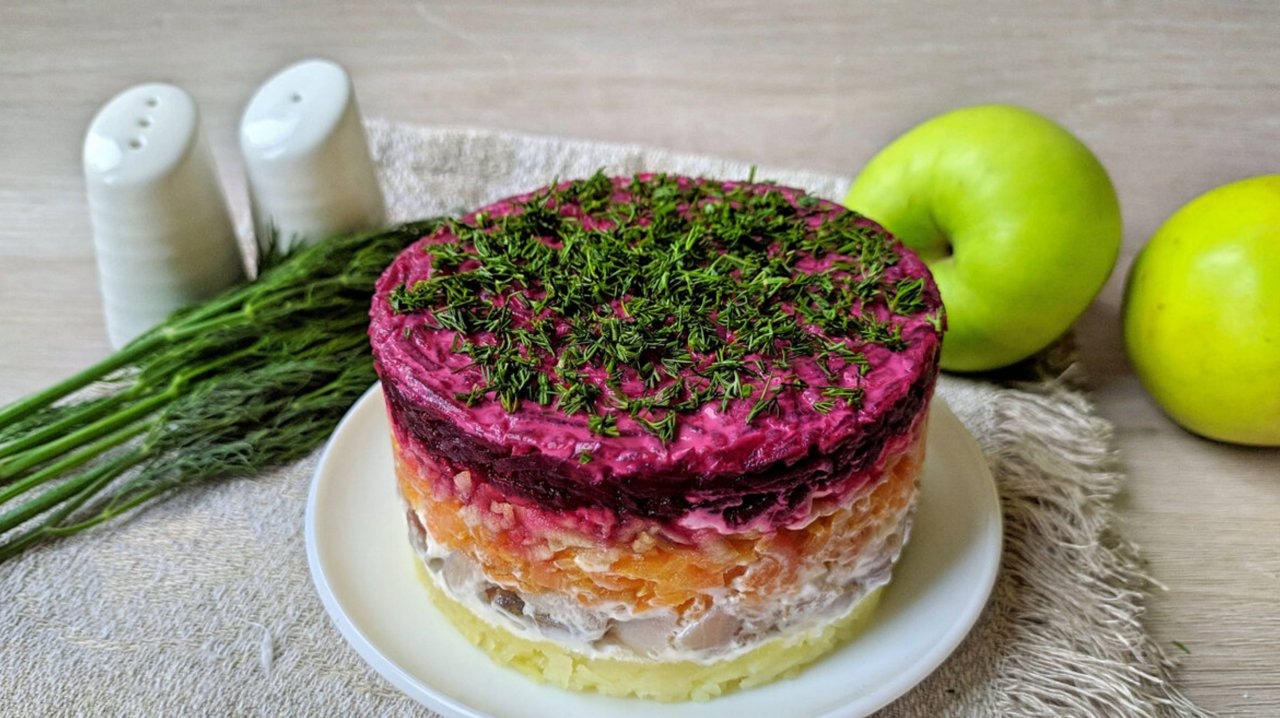 Ненавидите лук замените его: этот фрукт прокачает селедку под шубой