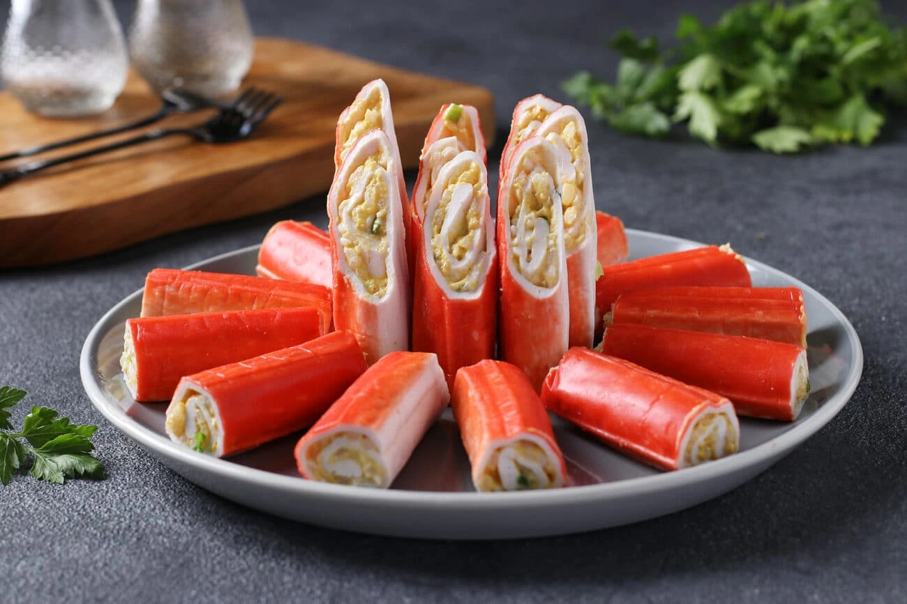 Уникальный форшмак в крабовых палочках: закуска с селедочным кремом поразит гостей