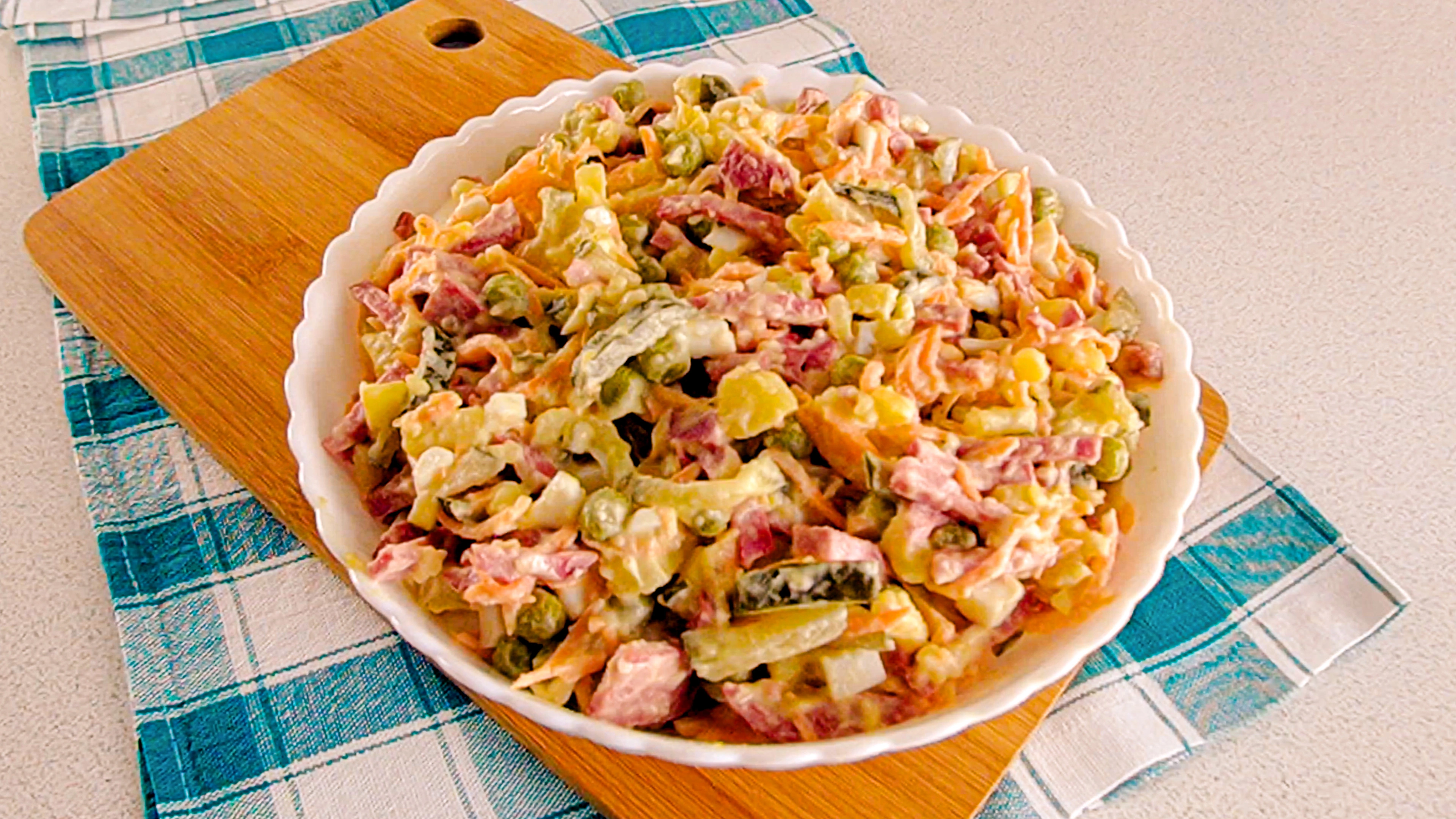 Всего 2 ингредиента  и привычный оливье станет куда ярче: добавьте вкусу глубину