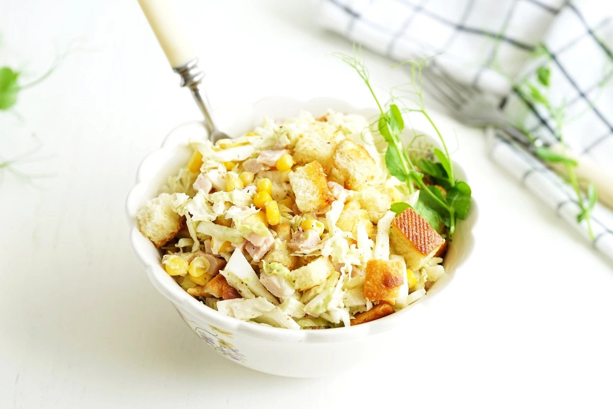Хрусткая капуста, нежная курица и правильная заправка этот салат исчезнет со стола первым