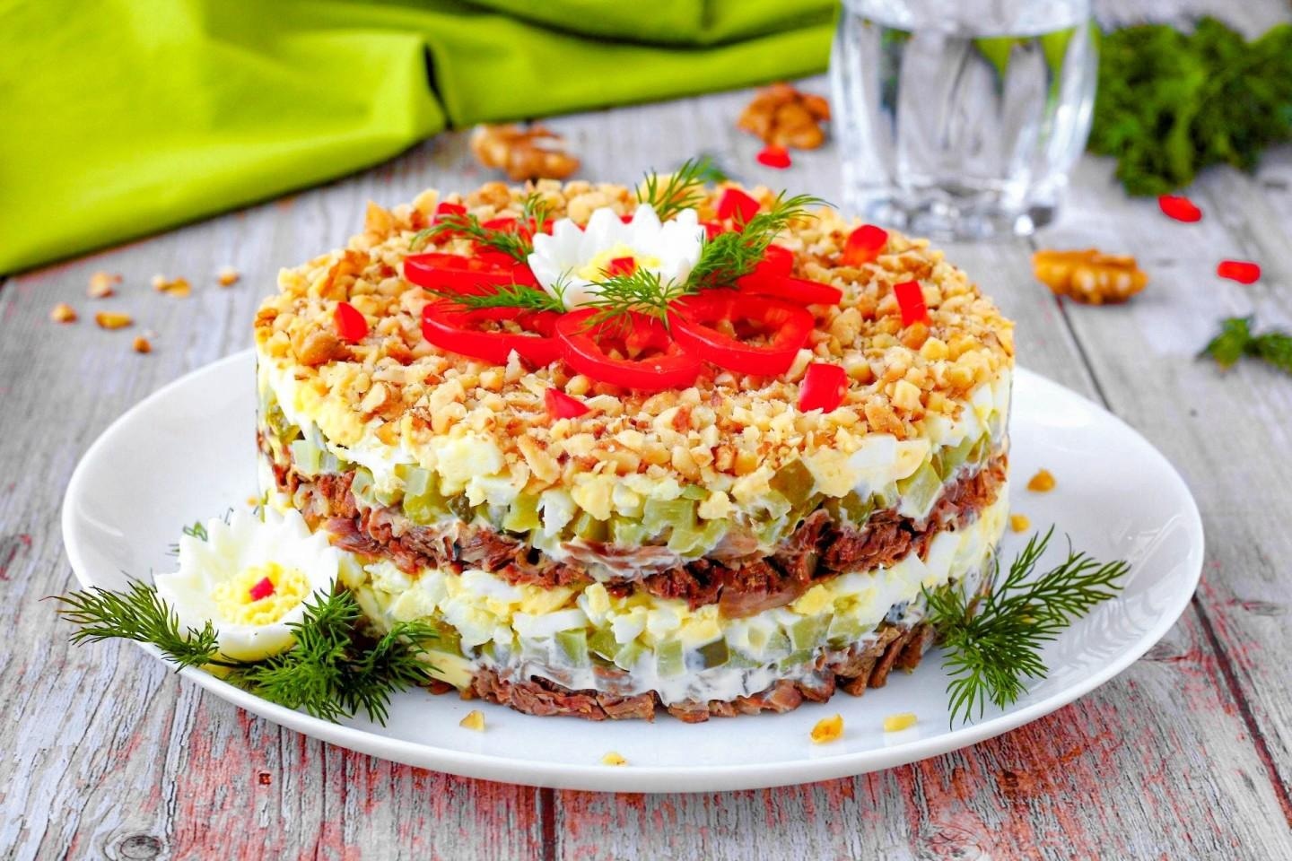 Праздничный слоеный салат с говядиной: простой рецепт и сбалансированный вкус