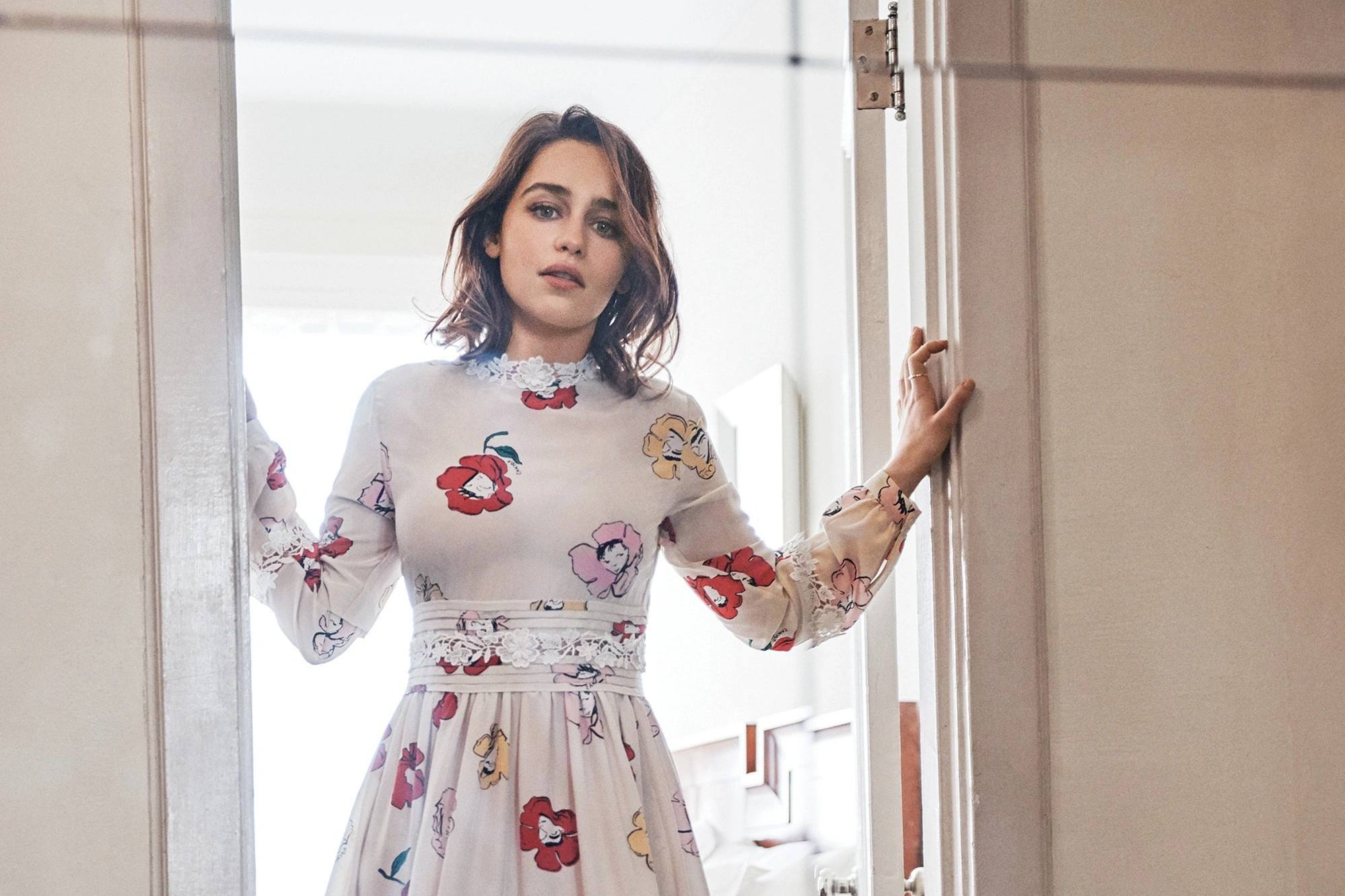 Звезда Игры престолов пострадала в постельной сцене сериала про СССР: Эмилия Кларк материлась по-русски