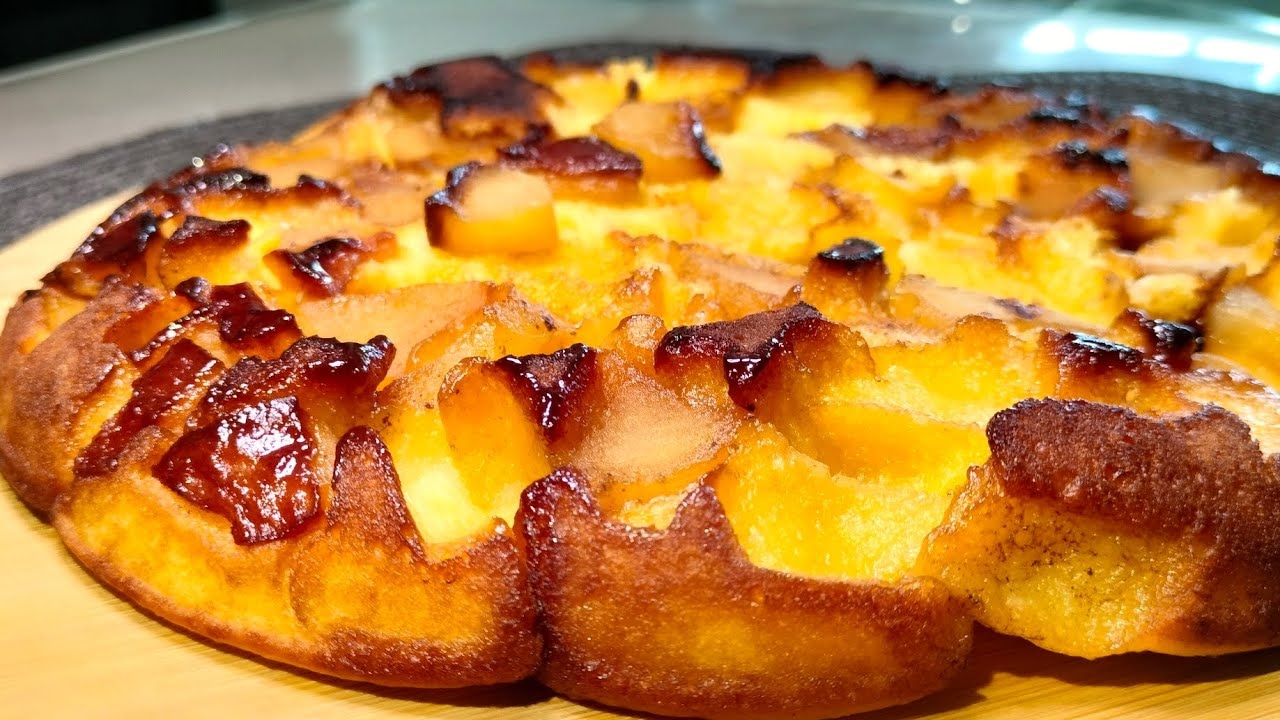 Шоколадная шарлотка за 20 минут: яблочный пирог на сковороде для занятых хозяек