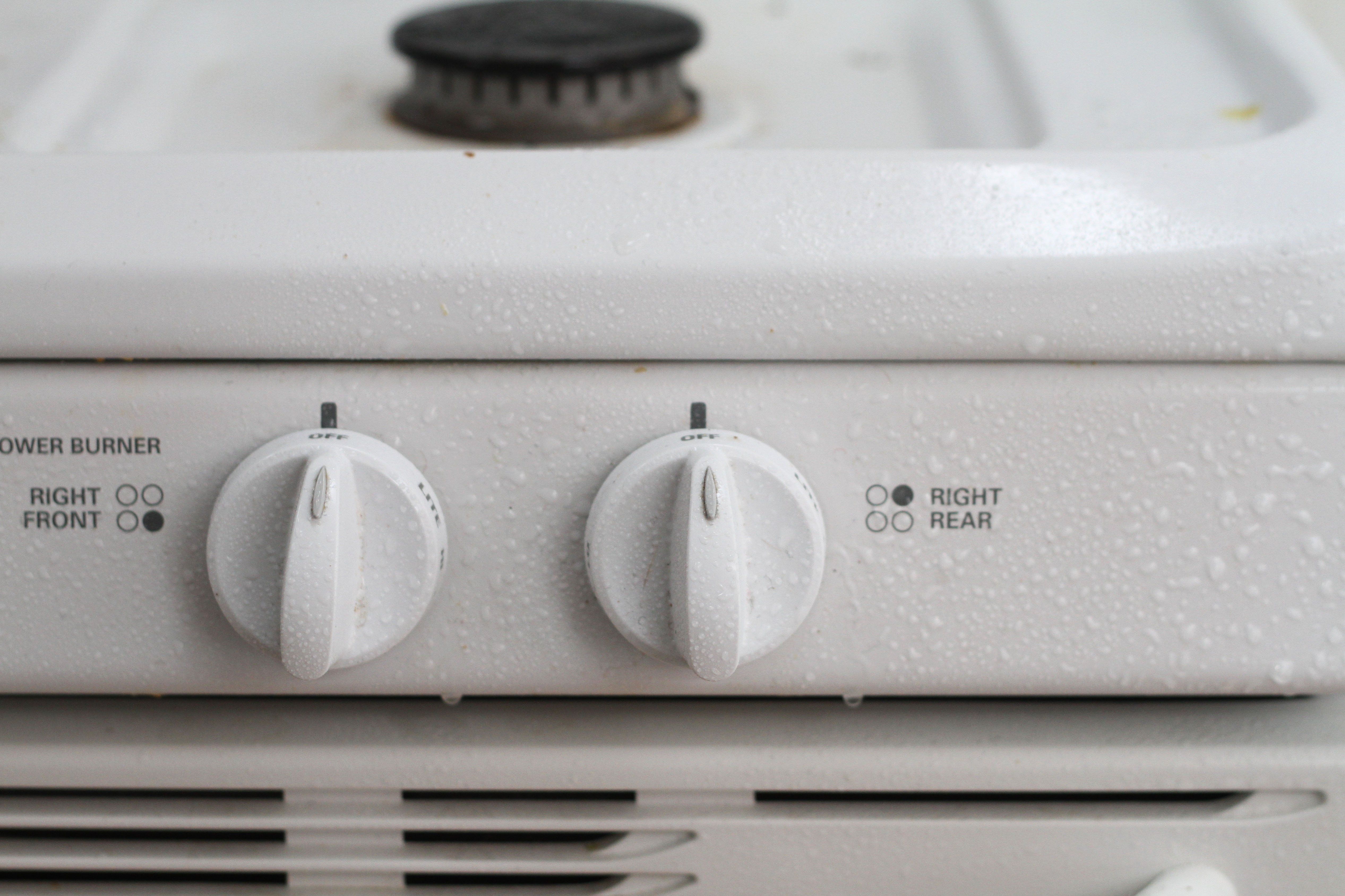 Налет на ручках плиты сдается без боя: как отчистить регуляторы без агрессивной химии
