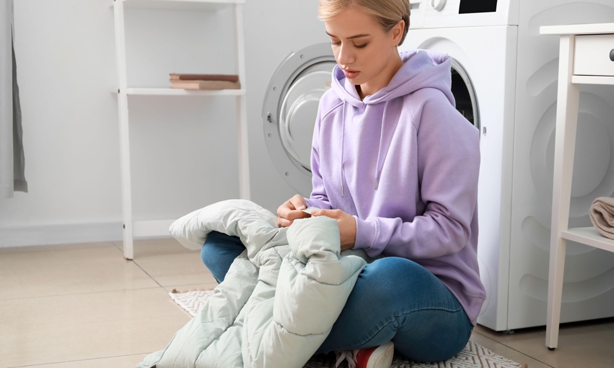 Как убрать полосу грязи с воротника куртки: нанесите эту домашнюю смесь и просто смойте губкой