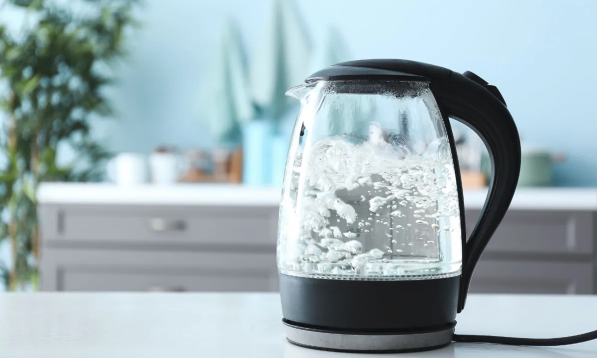 Чайник очистится от накипи за 30 минут: копеечное средство с большим эффектом