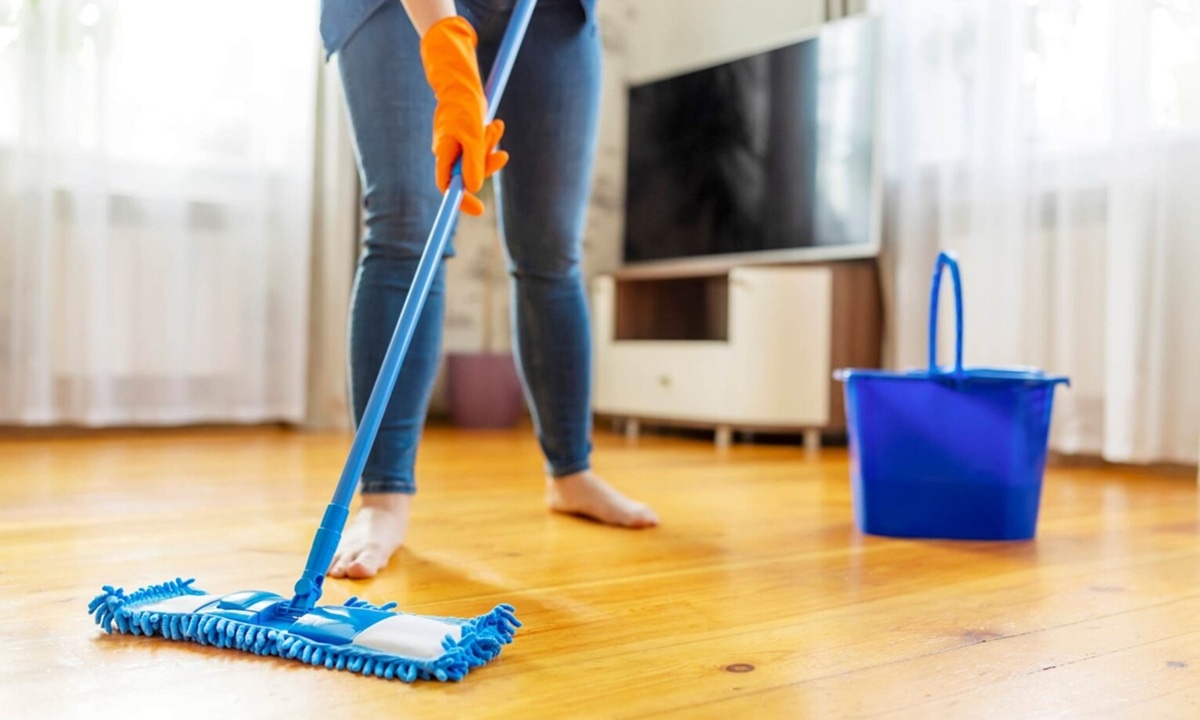 Мытье пола с солью  полезный прием: как это работает и что стоит учесть