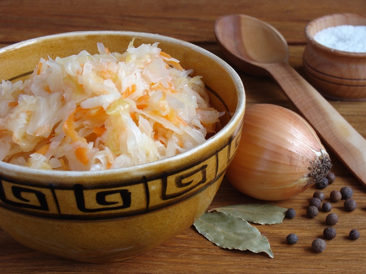 Почему зимой так тянет на квашеную капусту: вот о чем говорит наш организм