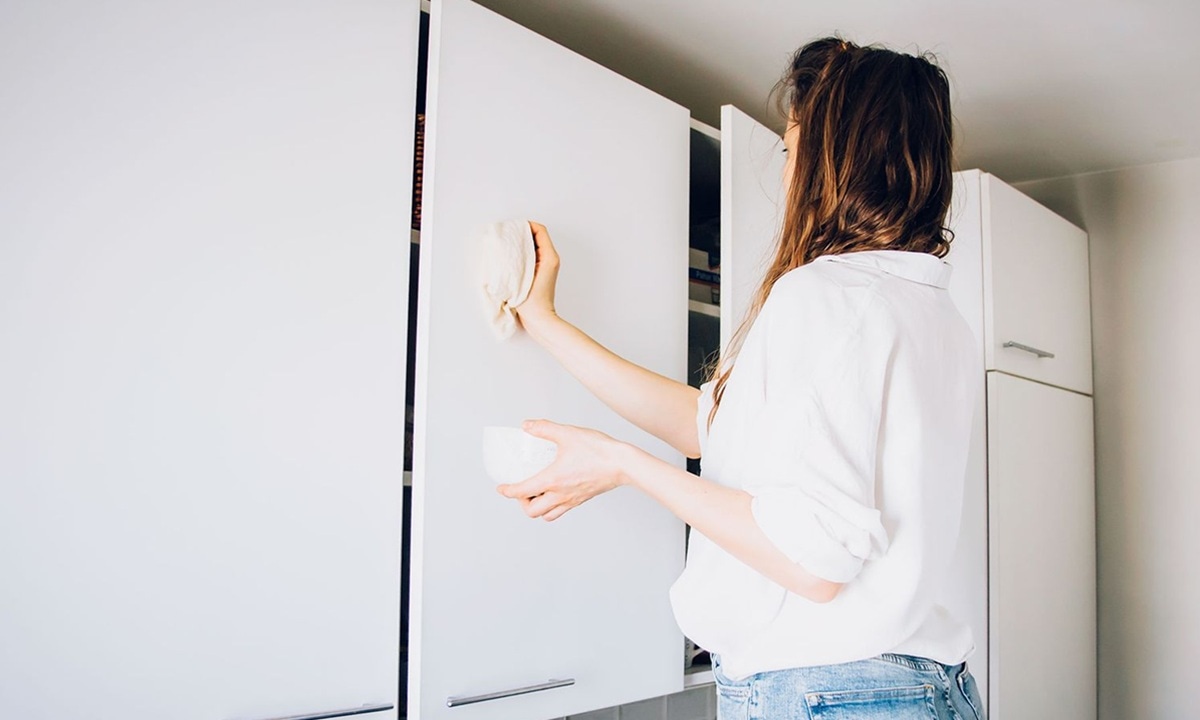 Кухонный гарнитур станет как новый: вот почему хозяйки предпочитают масло и соду