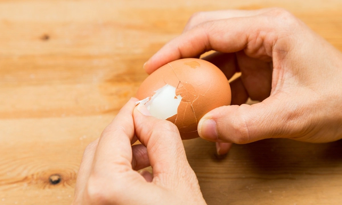 Как быстро очистить яйцо одним движением: этот трюк снимает скорлупу за секунды