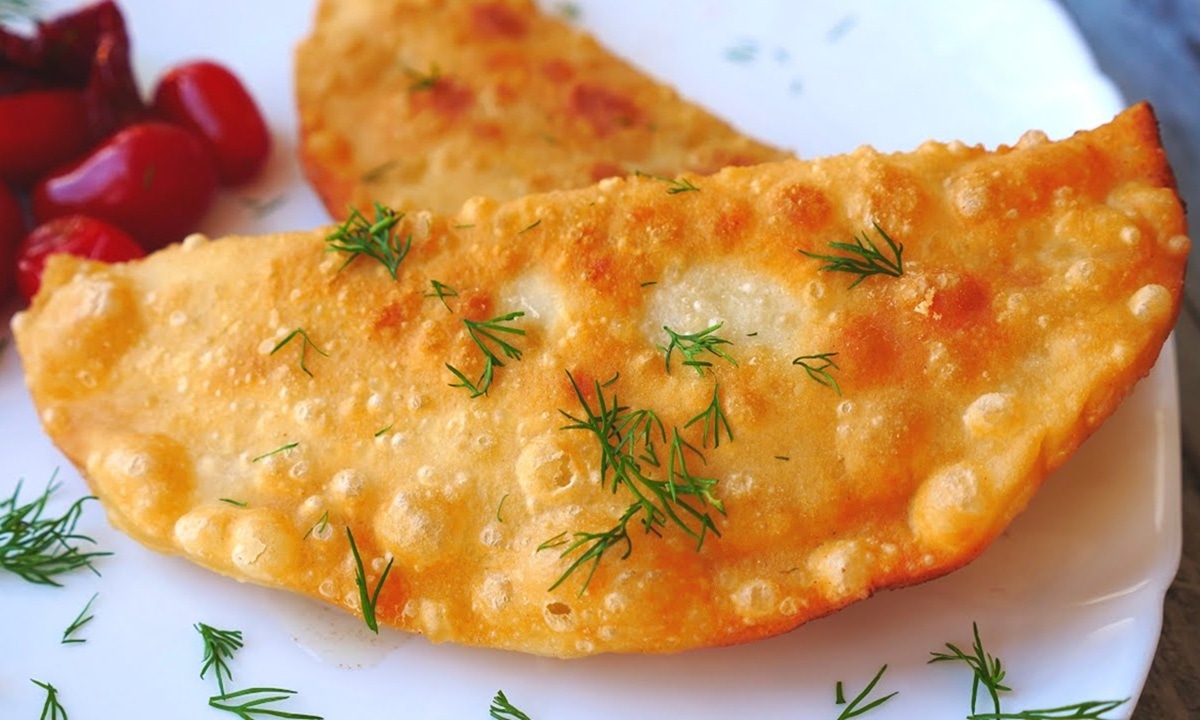 Чебурек без лука, но с фонтаном сока: как сделать его пузырчатым, сочным и хрустящим