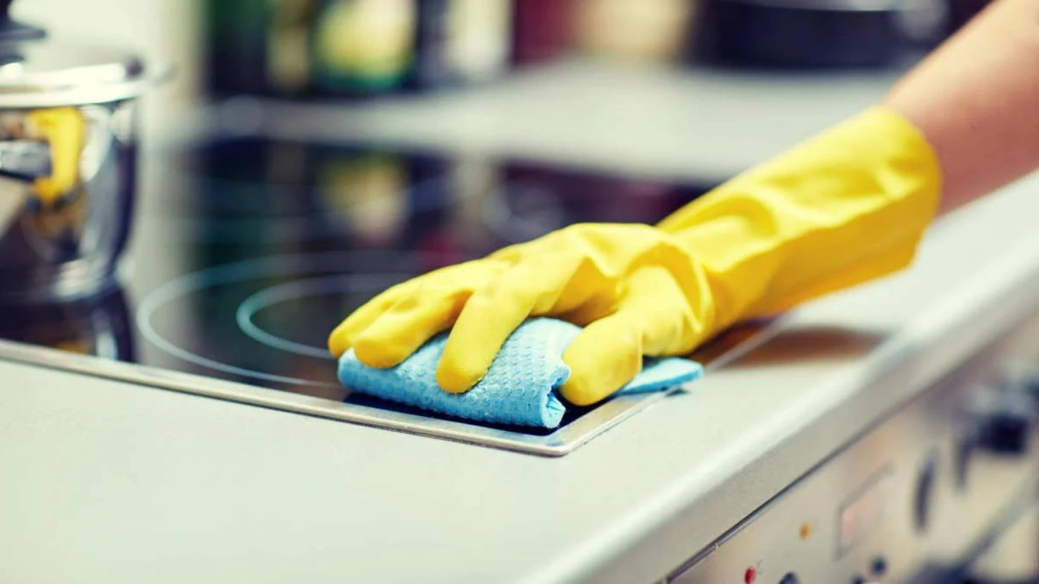 Кухонный жир не устоит перед этой смесью: домашний раствор из 3 средств