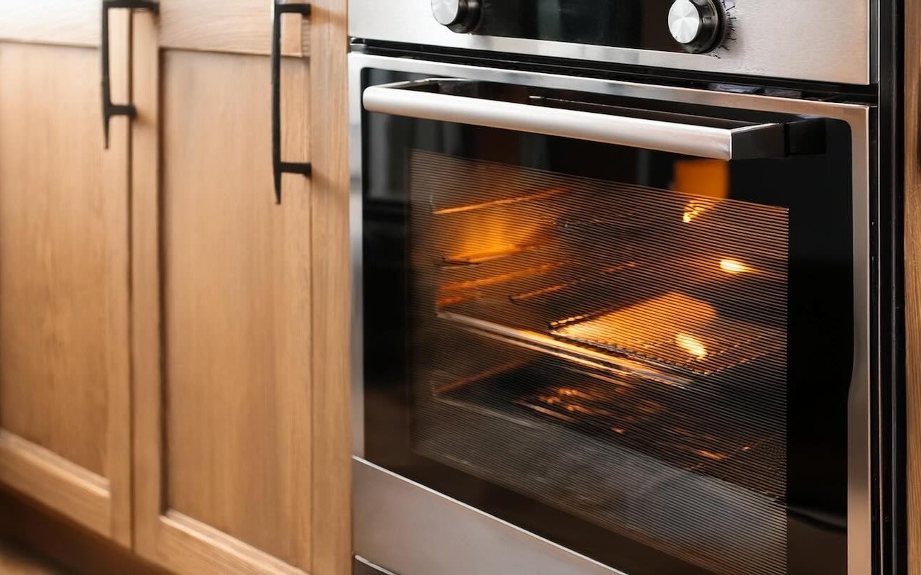 Как легко отмыть стекло духовки: смешайте 2 средства с водой  и старый жир сойдет без усилий