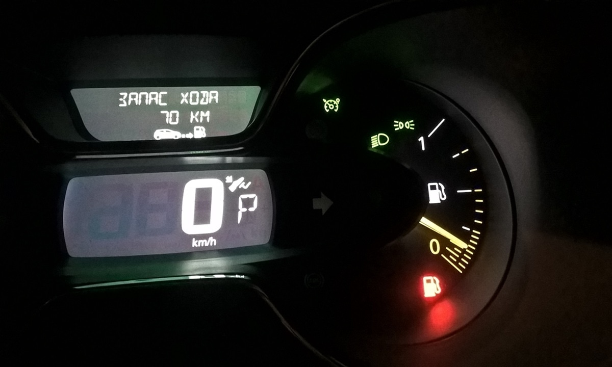 Когда загорелась лампочка бензина: сколько еще проедет машина  реальные цифры и риски
