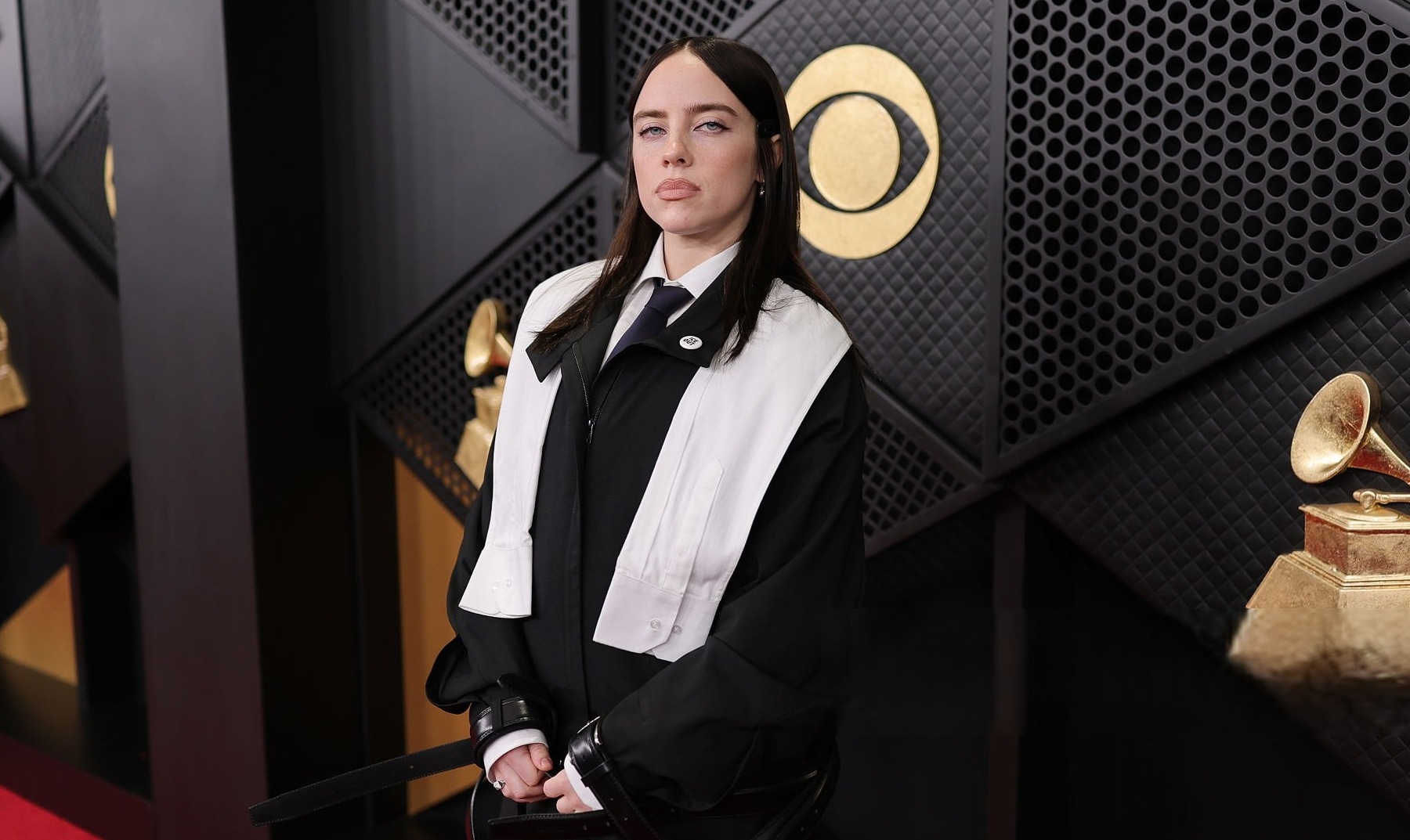 Билли Айлиш спровоцировала слух о помолвке: засветила кольцо на Грэмми