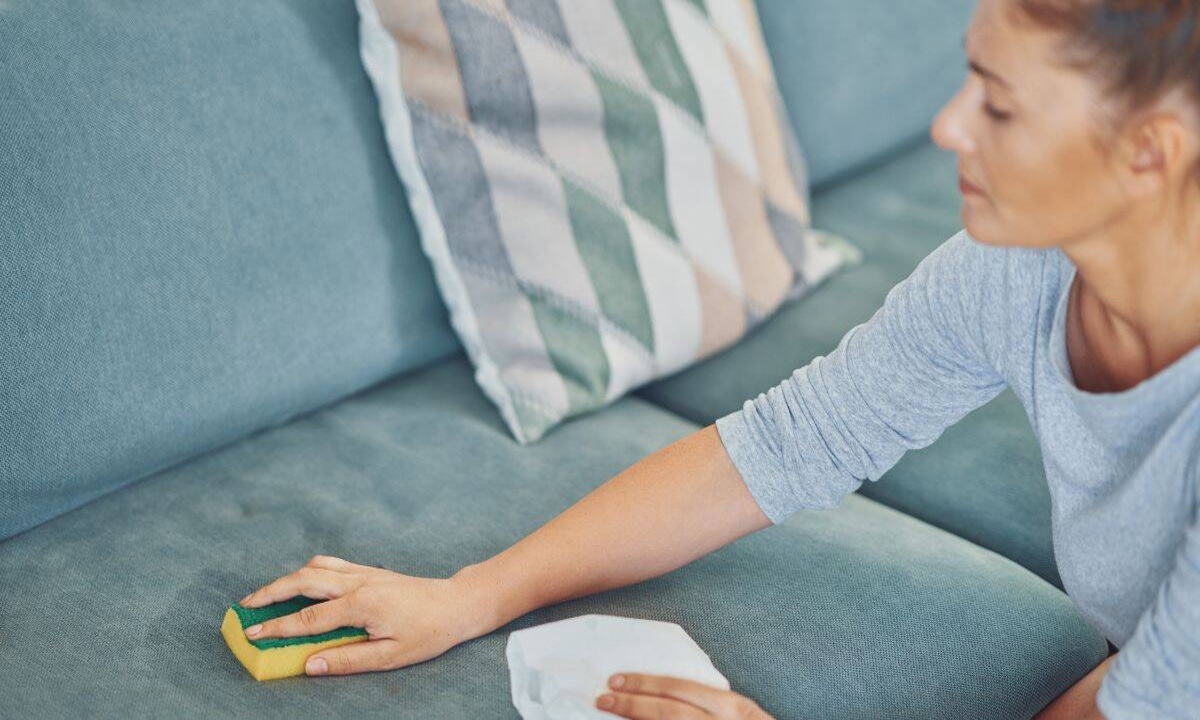 Как быстро очистить диван дома: этот способ с простыней поможет от разных загрязнений