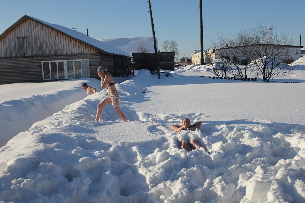 Из парилки в снег красивый, но опасный ритуал: кто подвержен риску и чем опасен банный контраст