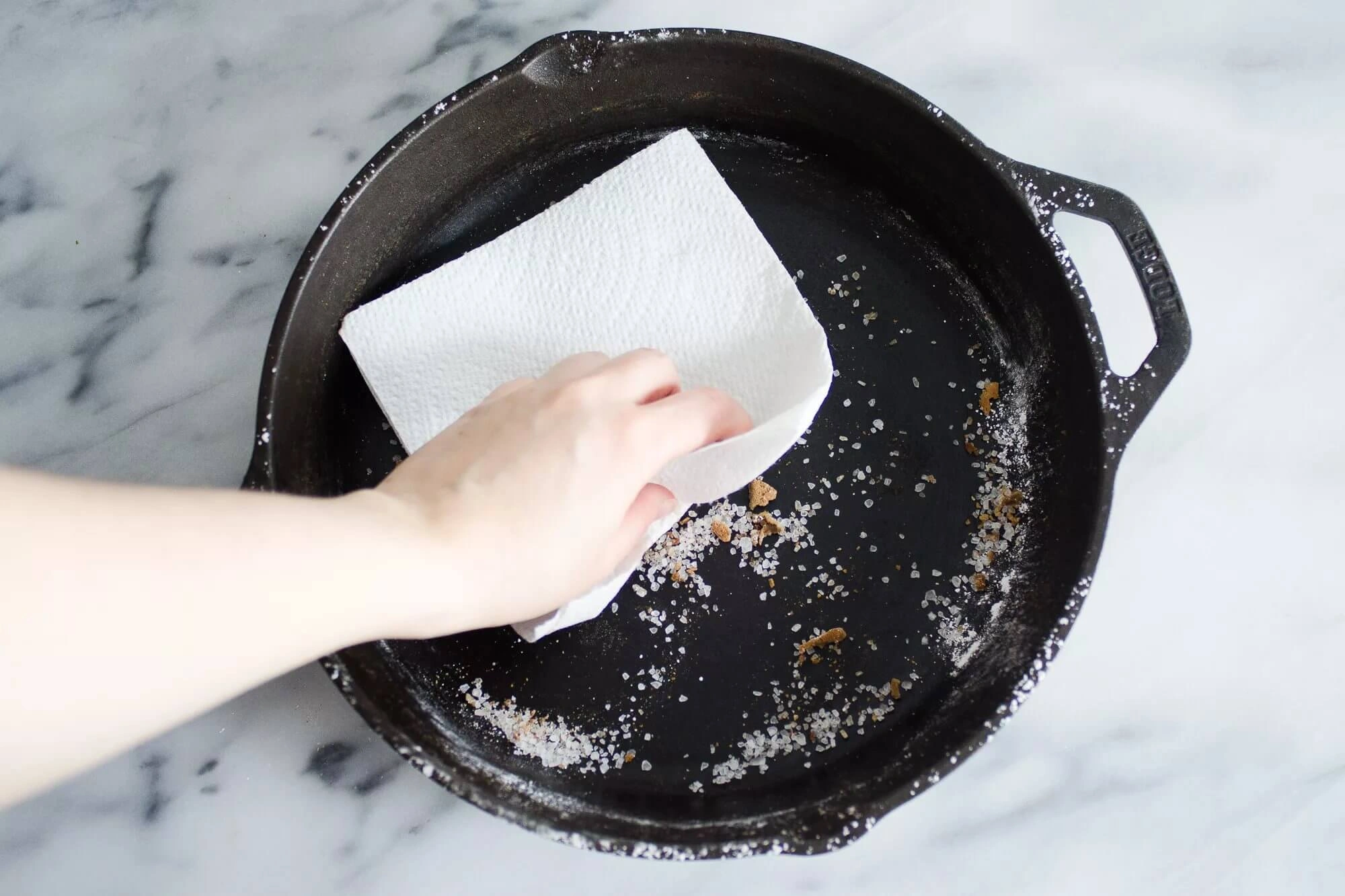 Жирный слой и черный нагар отойдут слоями: этот народный метод очистит сковороду без дорогих средств