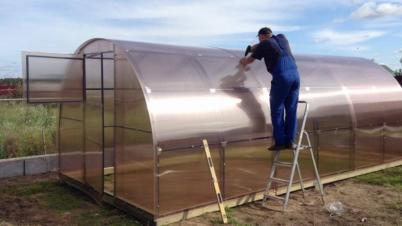 Поликарбонатная теплица развалится за сезон: ошибки монтажа, из-за которой листы лопаются весной
