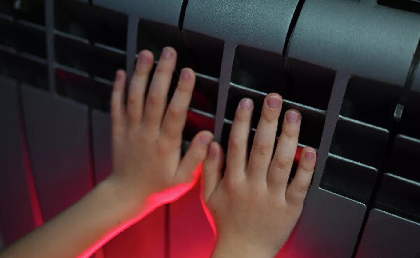 Если постоянно мерзнут руки  дело не в погоде: главные причины  от давления до щитовидки