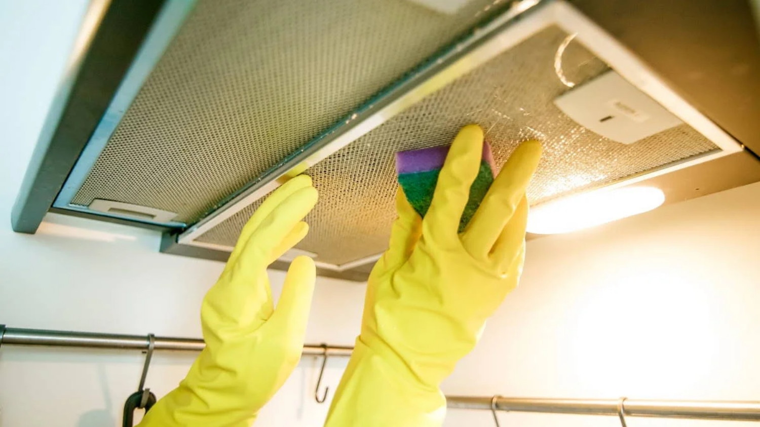 Если вытяжка перестала справляться: где прячется жир и почему тяги нет даже после уборки