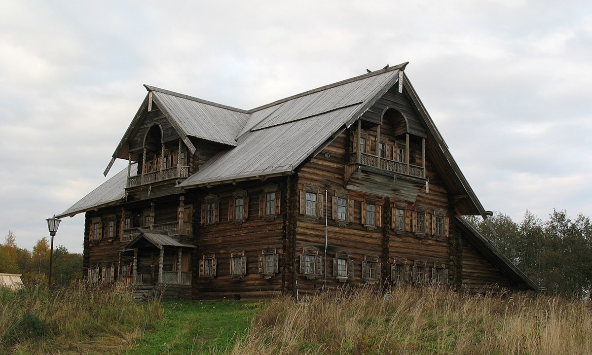 Контраст русских деревенских домов: почему на Севере строили крепости, а в центре скромные избы