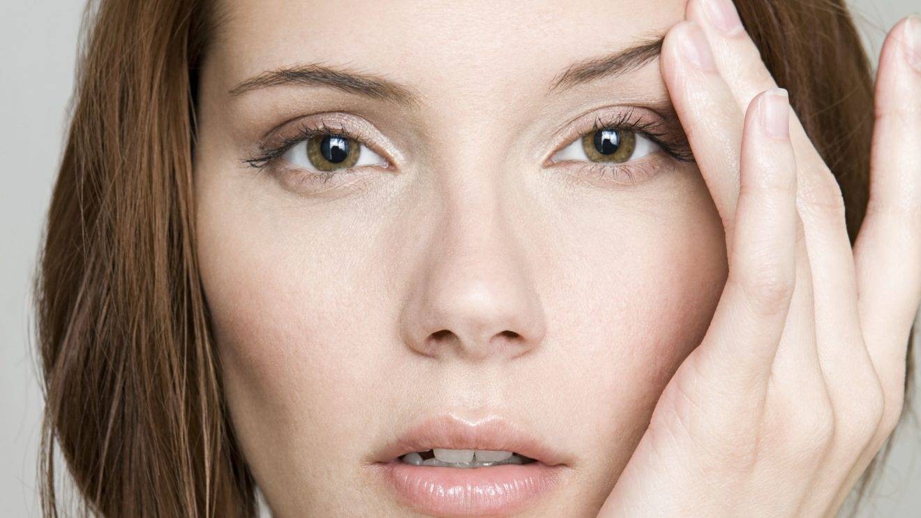 Как приподнять макияжем нависшее веко: эти корректирующие приемы визуально открывают взгляд