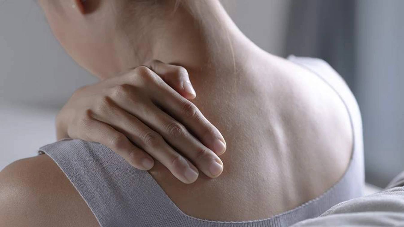 Два упражнения у стены для осанки: они вернут тонус мышцам после сидячей работы