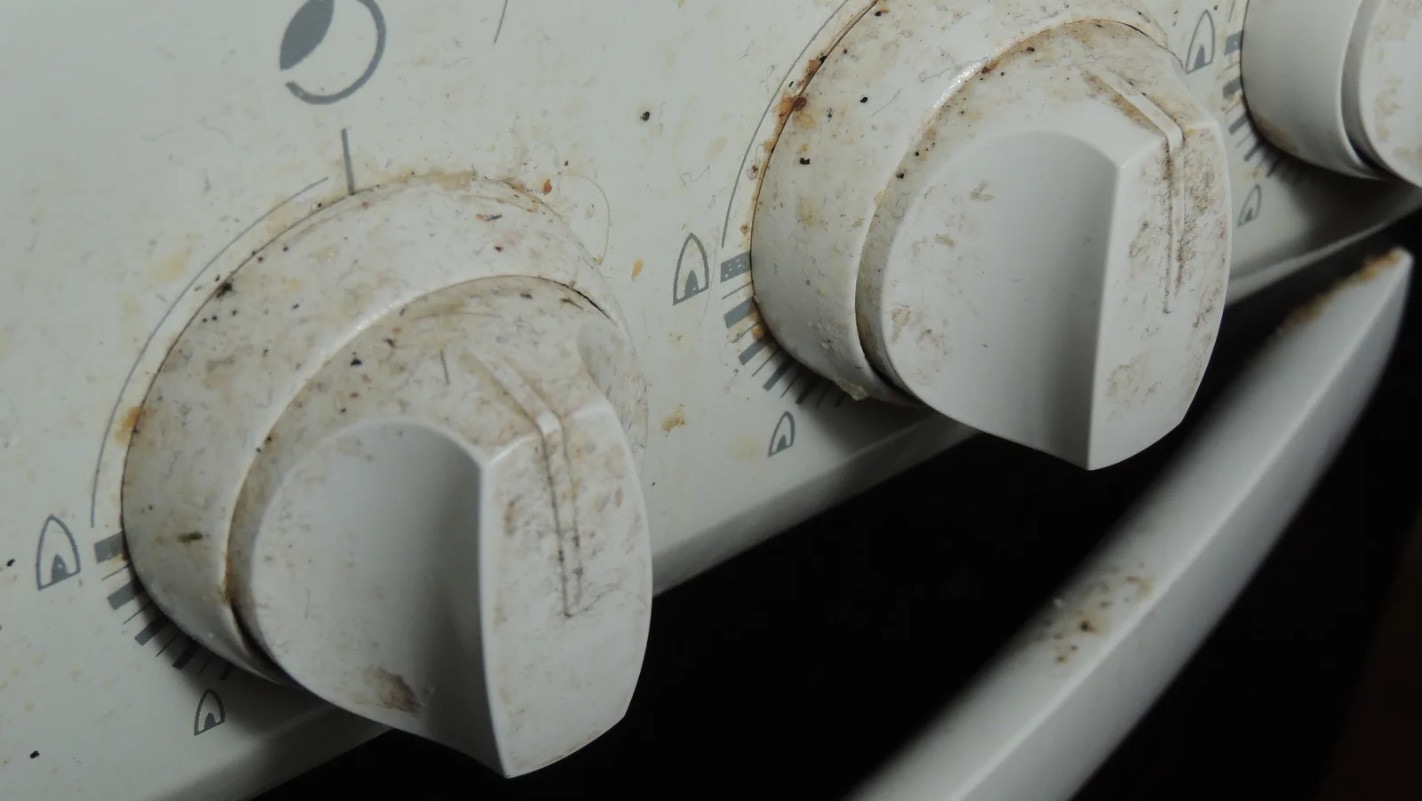 Жир на ручках плиты сойдет в момент: эта смесь из 4 аптечных компонентов очистит пластик и металл