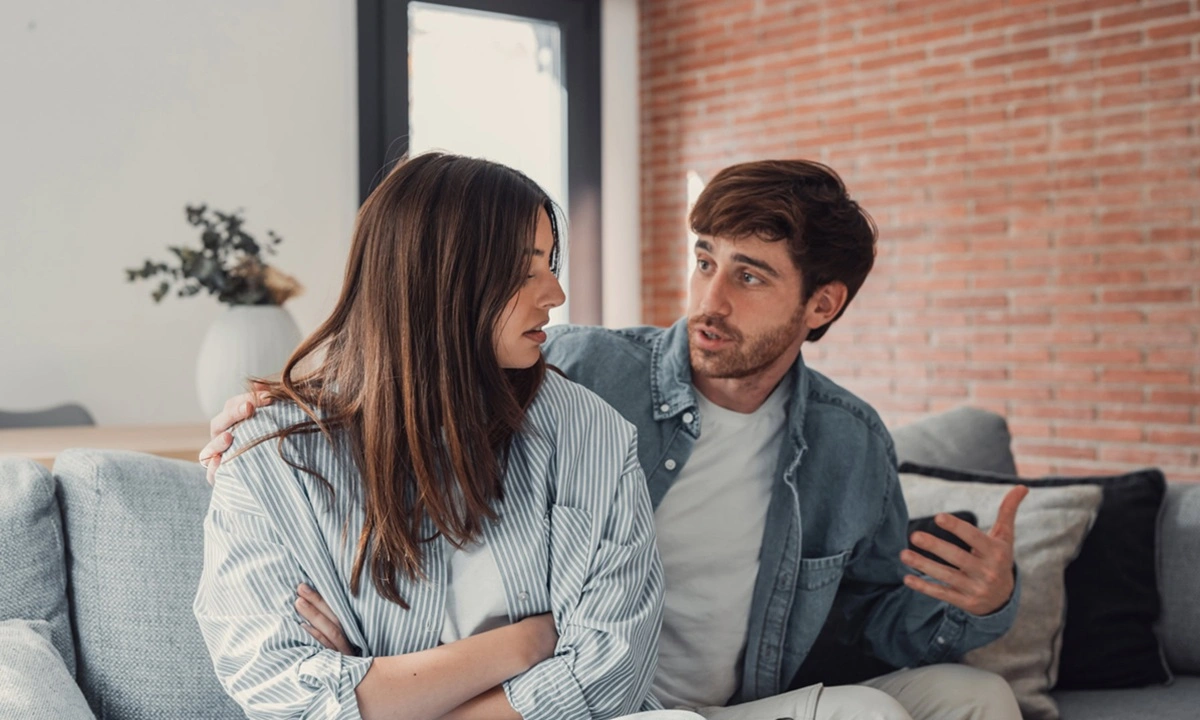 Почему лжецы смотрят прямо в глаза: эти едва заметные сигналы выдают неправду во время разговора