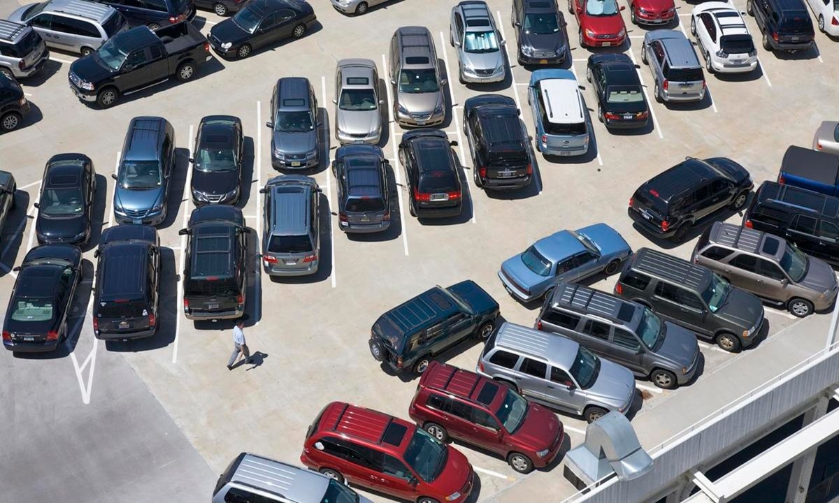 Утренний кошмар водителя: как грамотно поступить, если чужой автомобиль заблокировал выезд