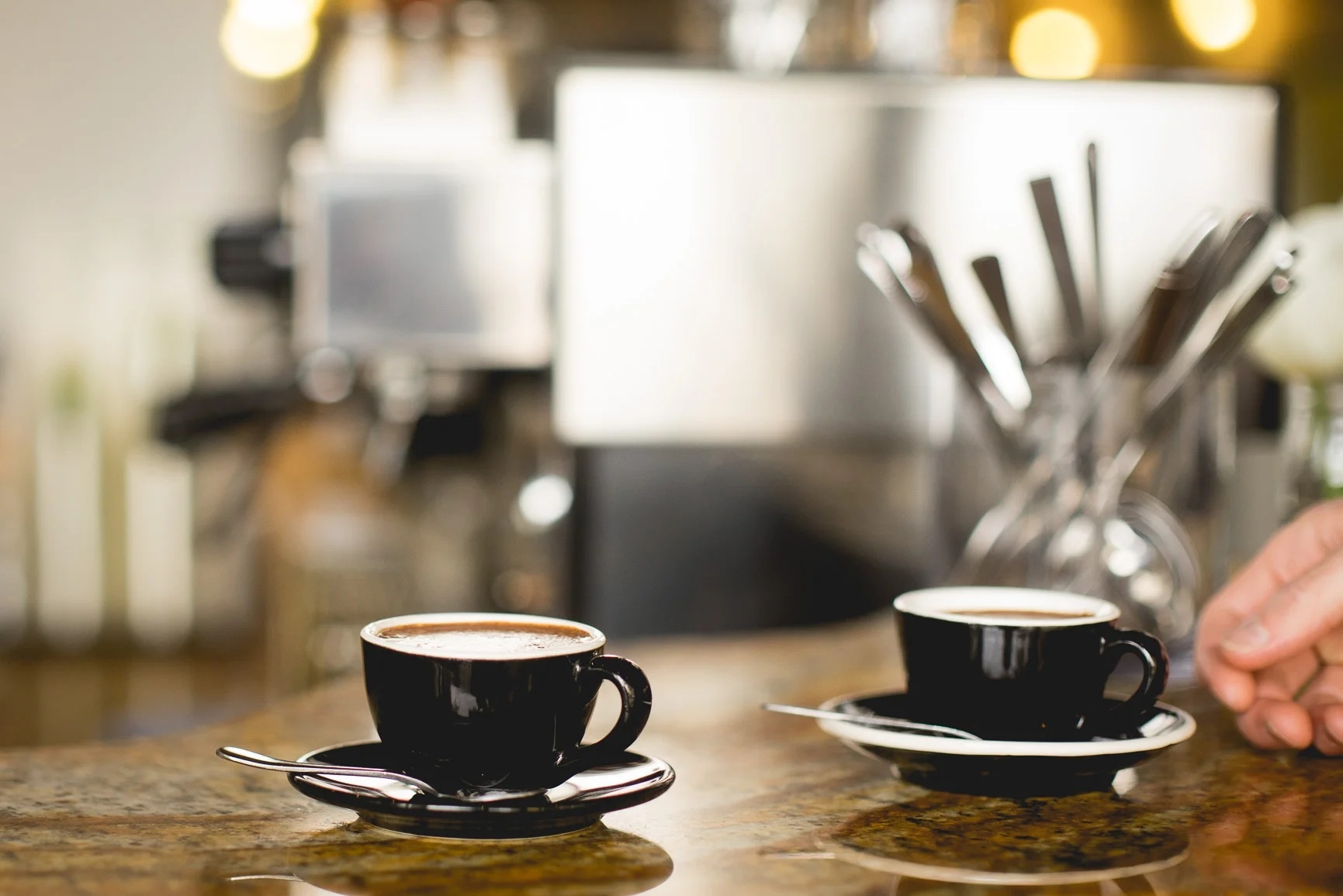 Вечерний кофе и его влияние на сон: за сколько часов до засыпания стоит прекратить его пить