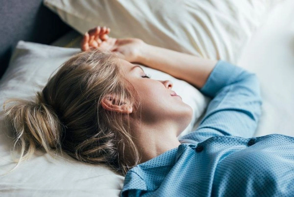 Как прохлада в спальне влияет на жировую ткань: неожиданная связь температуры и гормона сна